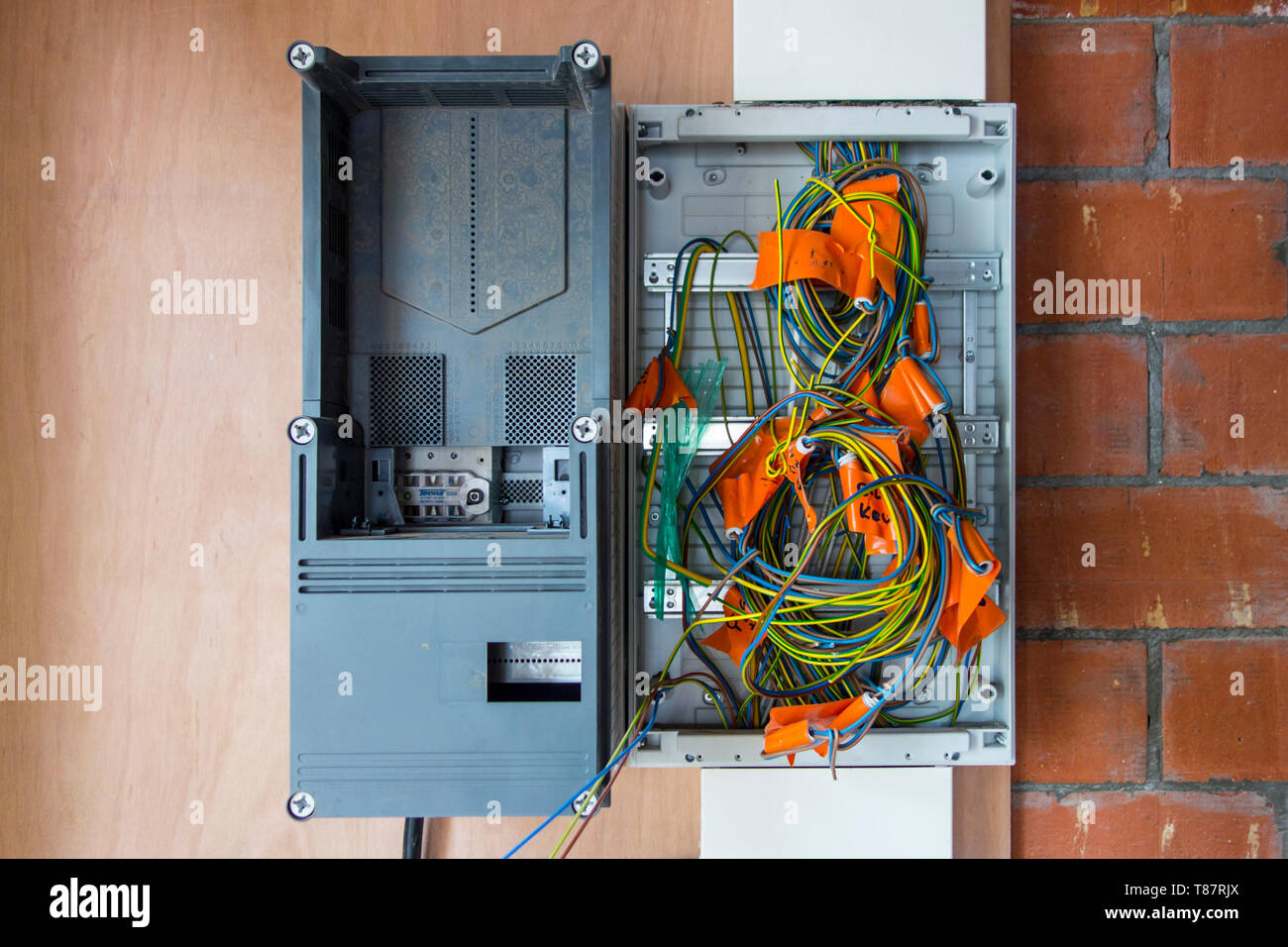Elektrische Drähte/Kabel/Leitungen in neuen Sicherungskasten in neu gebaute Haus im Bau Stockfoto