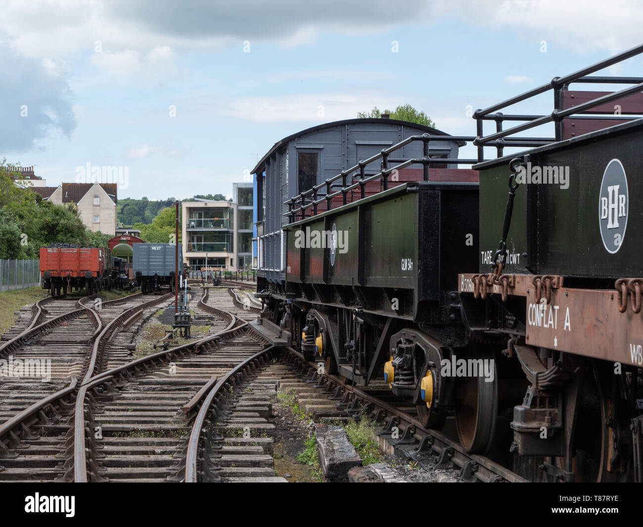 Alte Eisenbahnwaggons auf Kai am Hafen von Bristol, Bristol, UK. Stockfoto