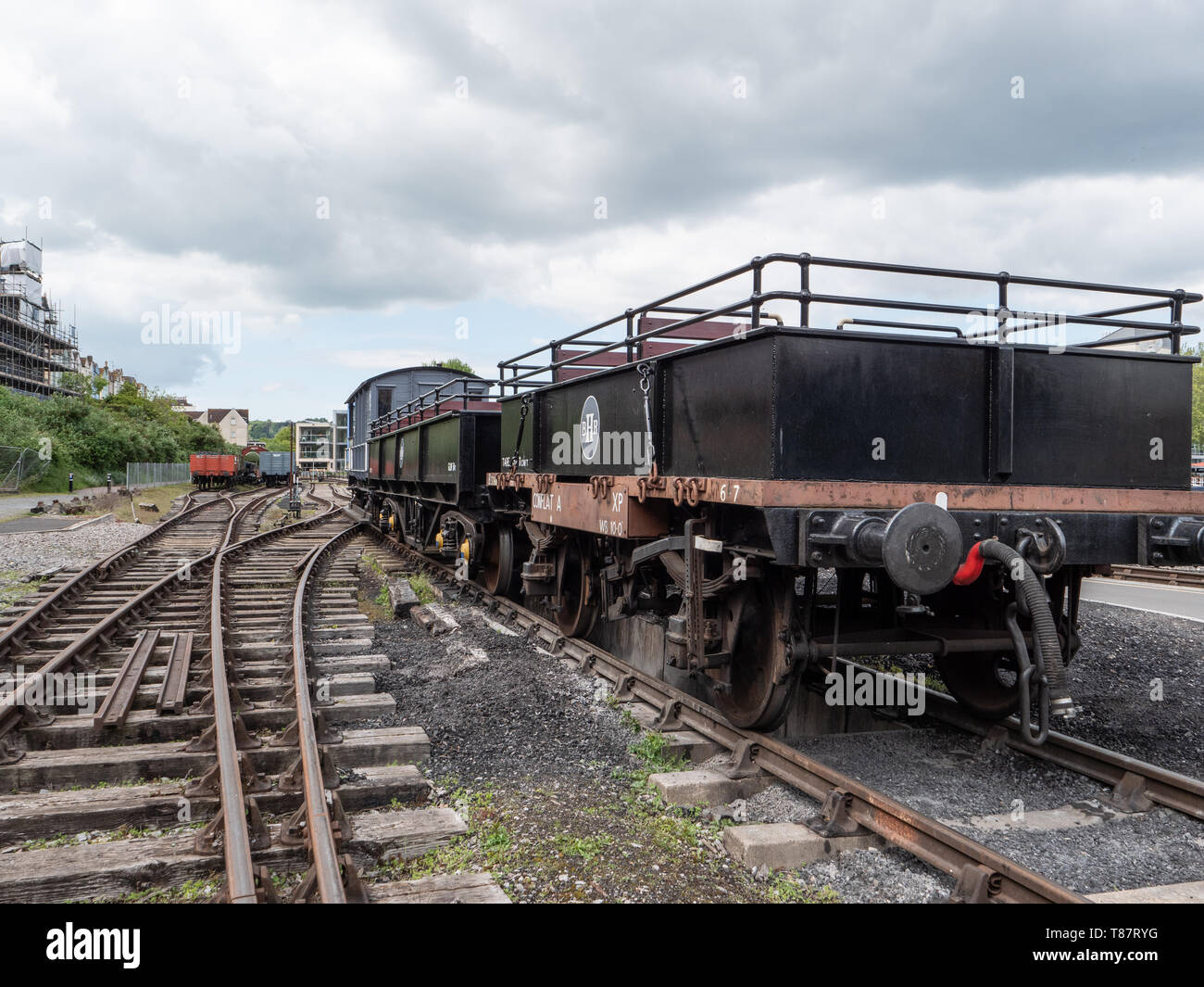 Alte Eisenbahnwaggons auf Kai am Hafen von Bristol, Bristol, UK. Stockfoto
