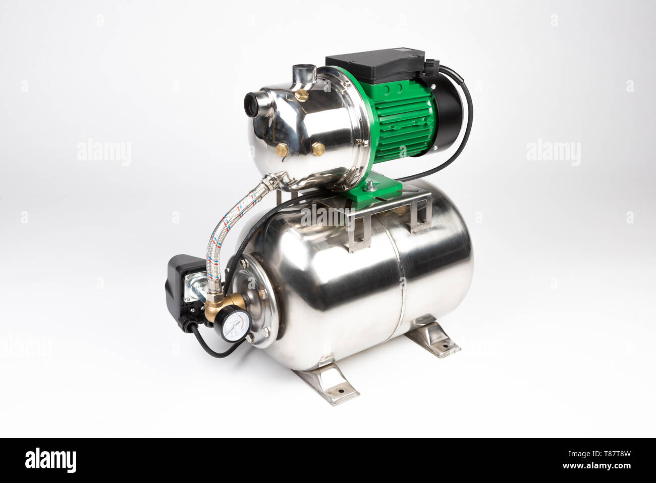 Komplette Wasserdruck booster System mit Zentrifugalpumpe und Druckbehälter. Stockfoto