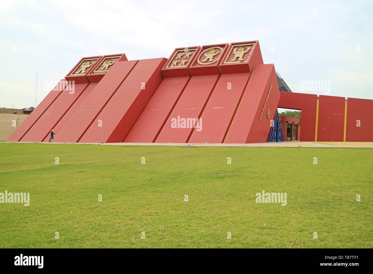 Unglaubliche Königliche Gräber von Sipan Museum mit seiner beeindruckenden Fassade, Lambayeque, Chiclayo, Peru Stockfoto