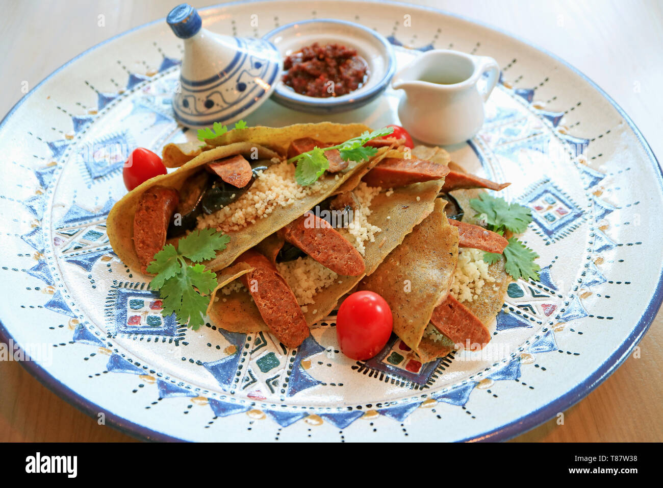 Köstlichen marokkanischen Stil herzhafte Crêpes mit Couscous, marokkanische Würstchen und Auberginen Stockfoto