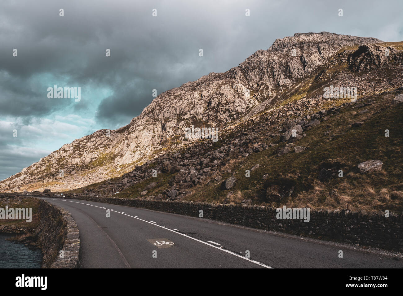 Tryfan Peak und die A5, Snowdonia, North Wales Stockfoto