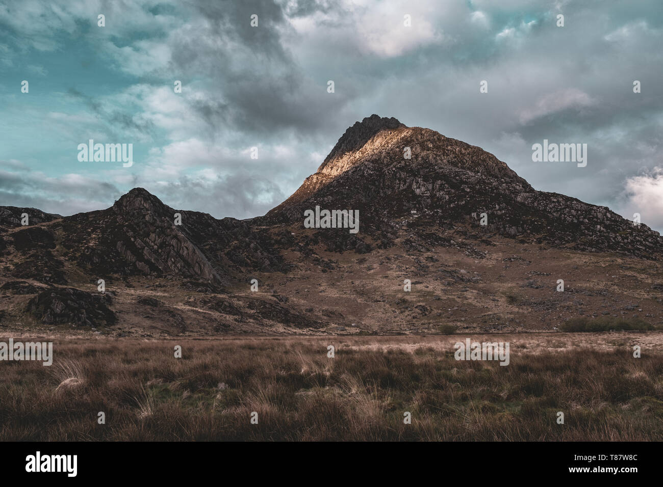 Die Sonne leuchtet oben Tryfan Peak im Norden von Wales Stockfoto