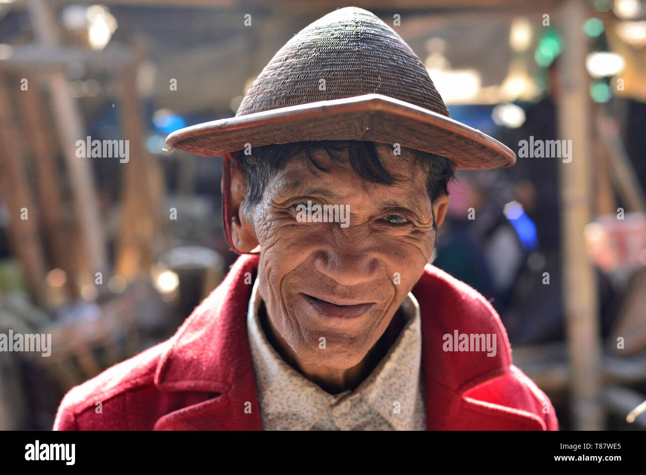 Basar, Arunachal Pradesh, Indien - 10 Januar 2019: Portrait Galo Tribal alter Mann in der traditionellen bamboo Hut gekleidet, im Hintergrund. Stockfoto