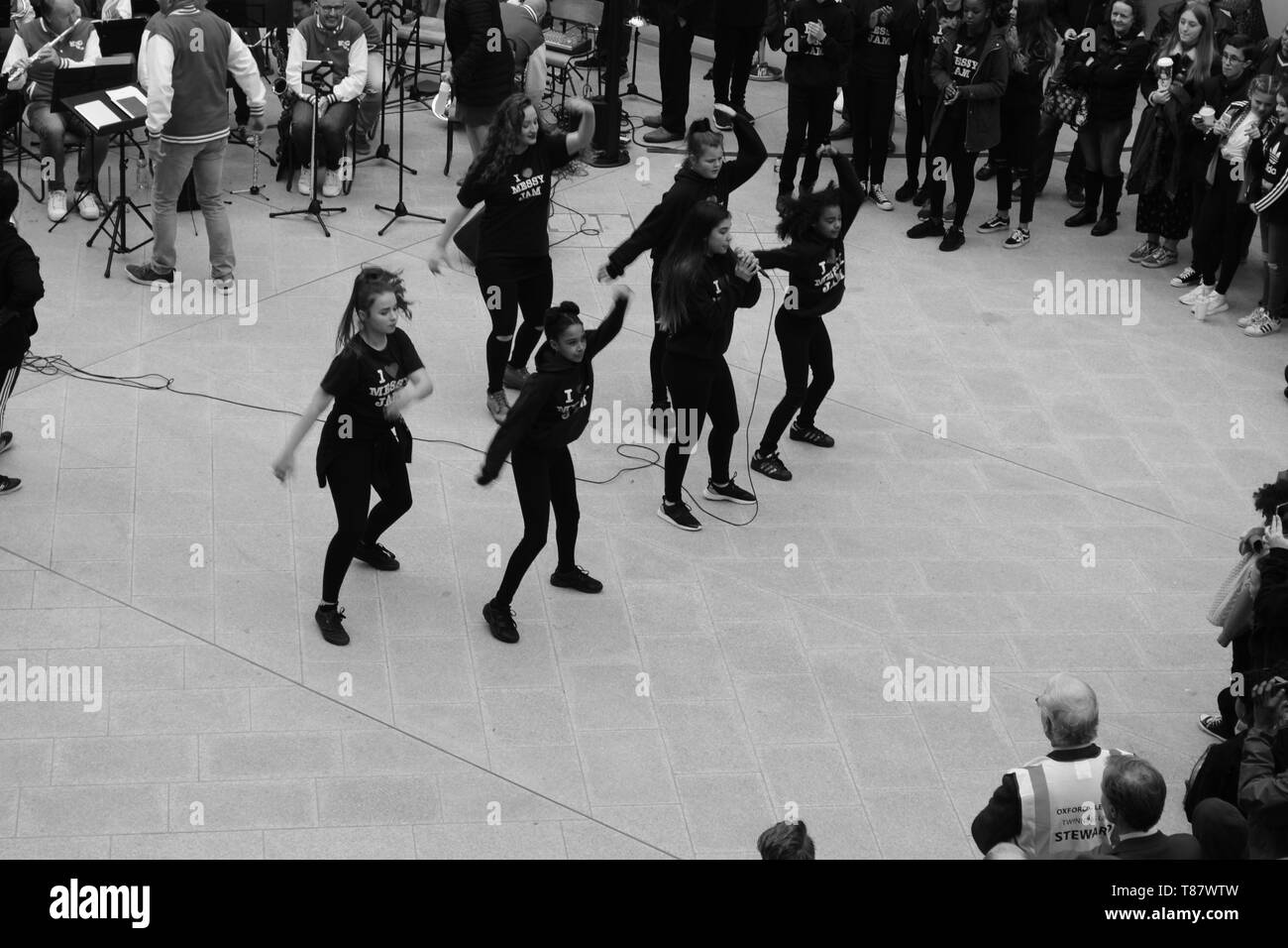 Eine Gruppe von Mädchen Tänzer in den West Gate Shopping Centre, Oxford, UK. Stockfoto