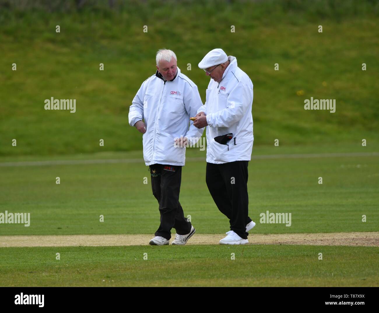 Die Schiedsrichter verleihen im Match zwischen Glossop und Moorside. Stockfoto