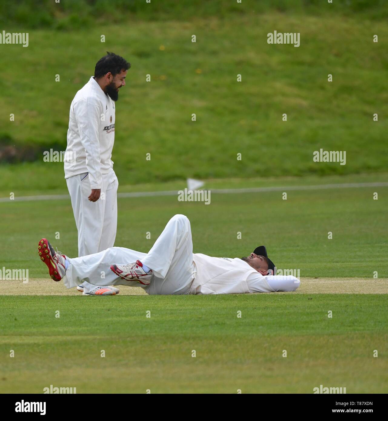 Moorside Feldspieler entspannen Sie sich bei einer Flaute im Match zwischen Glossop und Moorside. Stockfoto