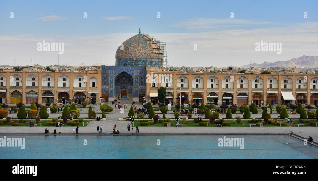 ESFAHAN, IRAN - 26. OKTOBER 2018: Naghsh-i Jahan Square und Sheikh Lotfollah Moschee eines der architektonischen Meisterwerke der Iranischen. Stockfoto
