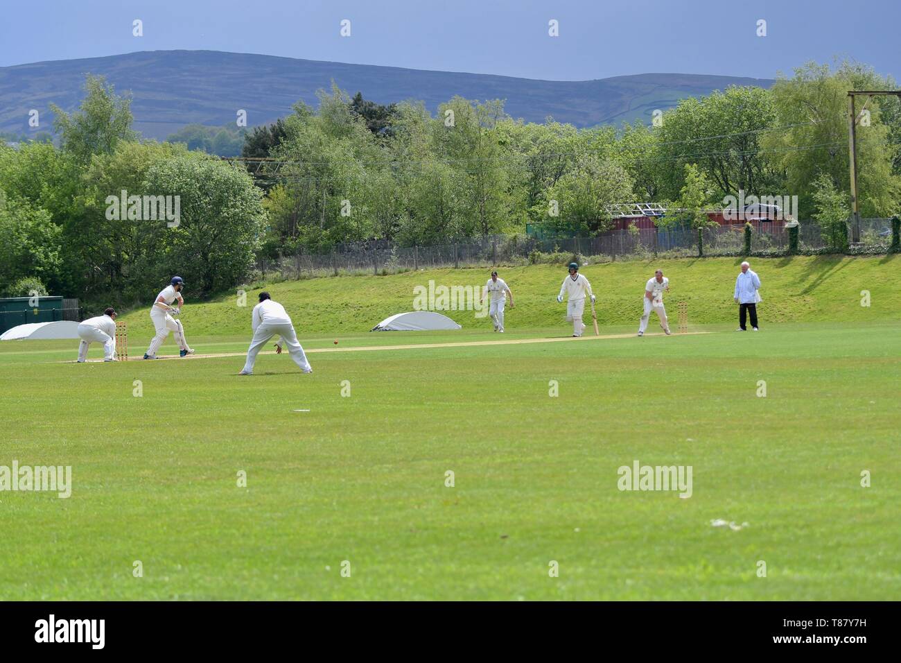 Cricket in der Übereinstimmung zwischen Glossop und Moorside. Stockfoto