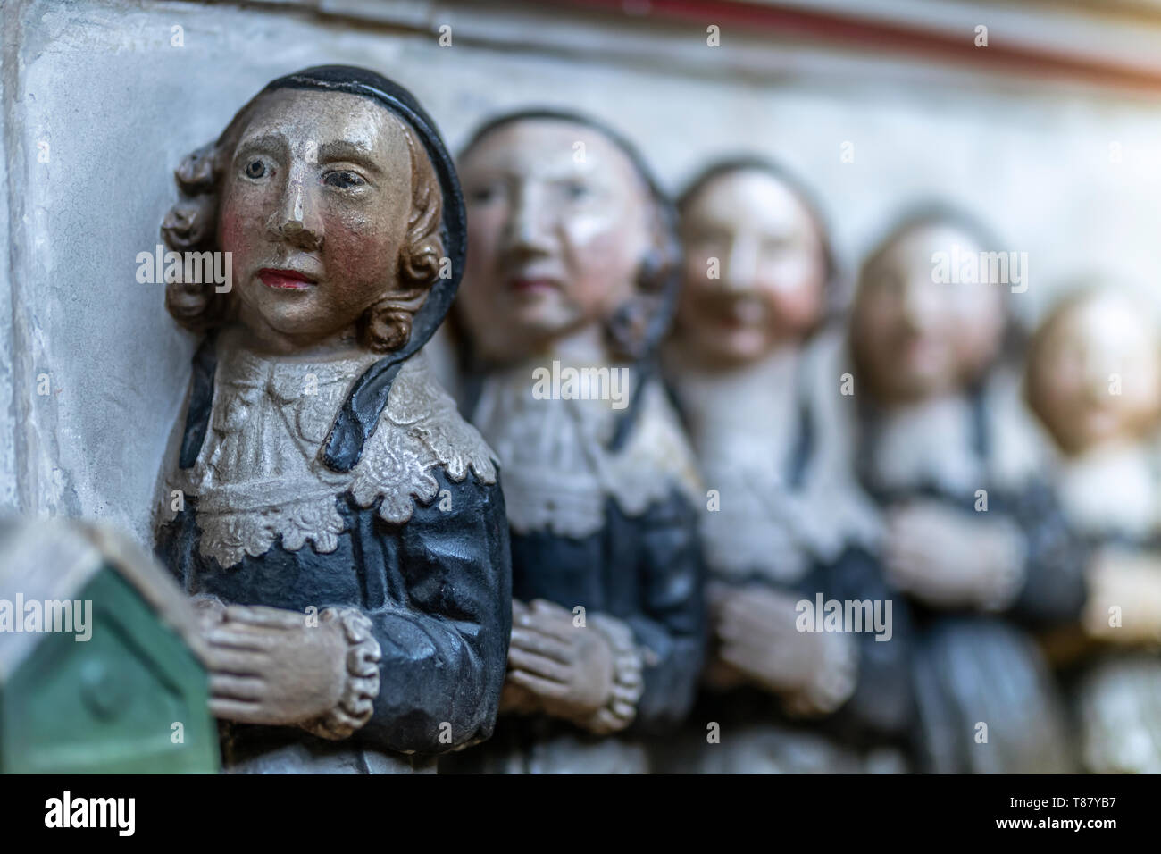 Die geschnitzten Figuren auf der eindrucksvollen Denkmal für Sir John popham im Norden Chor Gang von St. Johannes der Täufer Kirche, Wellington, Somerset. Stockfoto