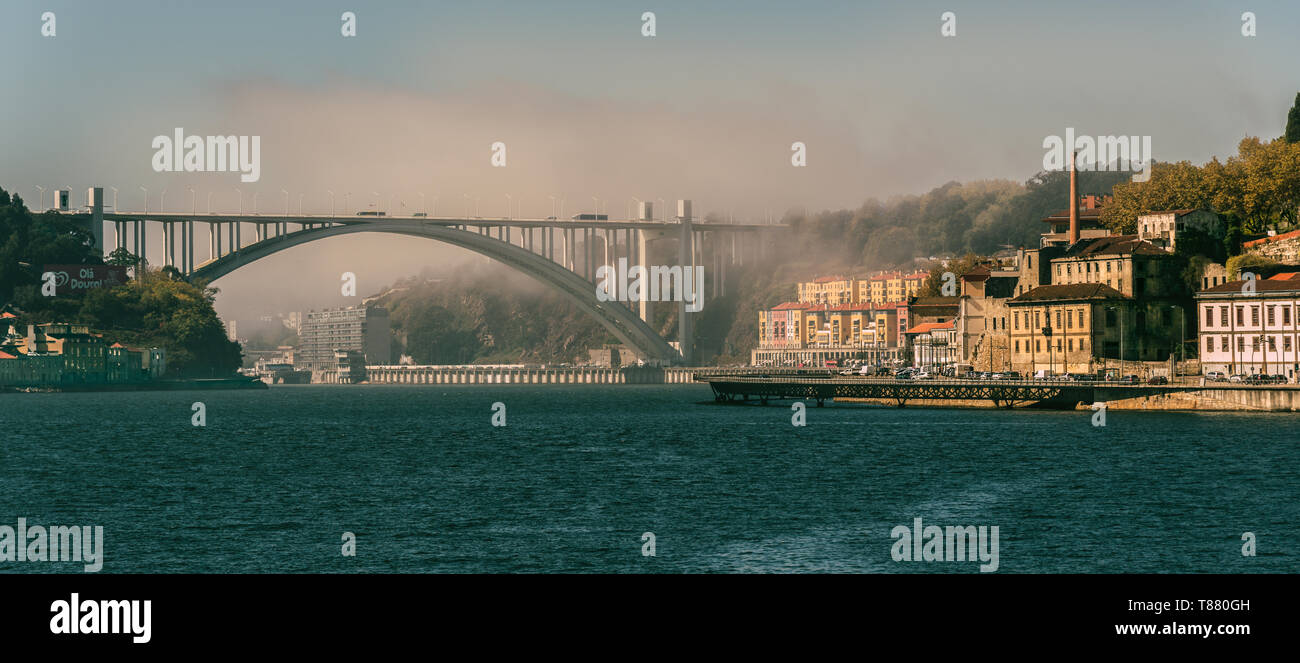 Brücken überqueren den Fluss Douro Portugal Porto Stockfoto