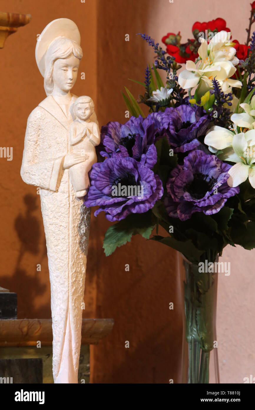 Vierge à l'Enfant. Eglise Notre-Dame de la Schlucht. Les Contamines-Montjoie. /Jungfrau und Kind. Kirche Unserer Lieben Frau von der Schlucht. Contamines-Montjoie. Stockfoto