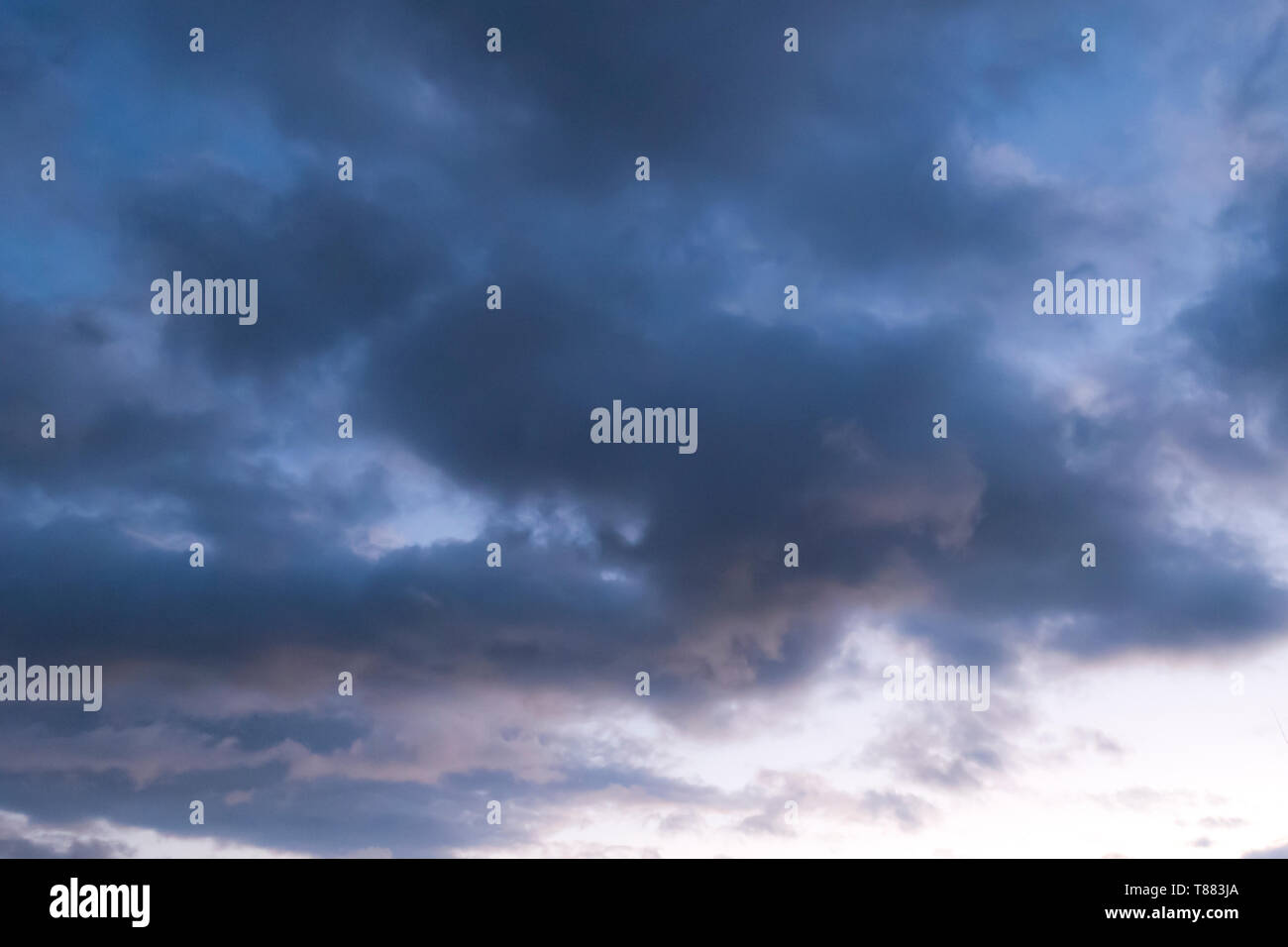 Dramatische bewölkter Himmel als Hintergrund Stockfoto