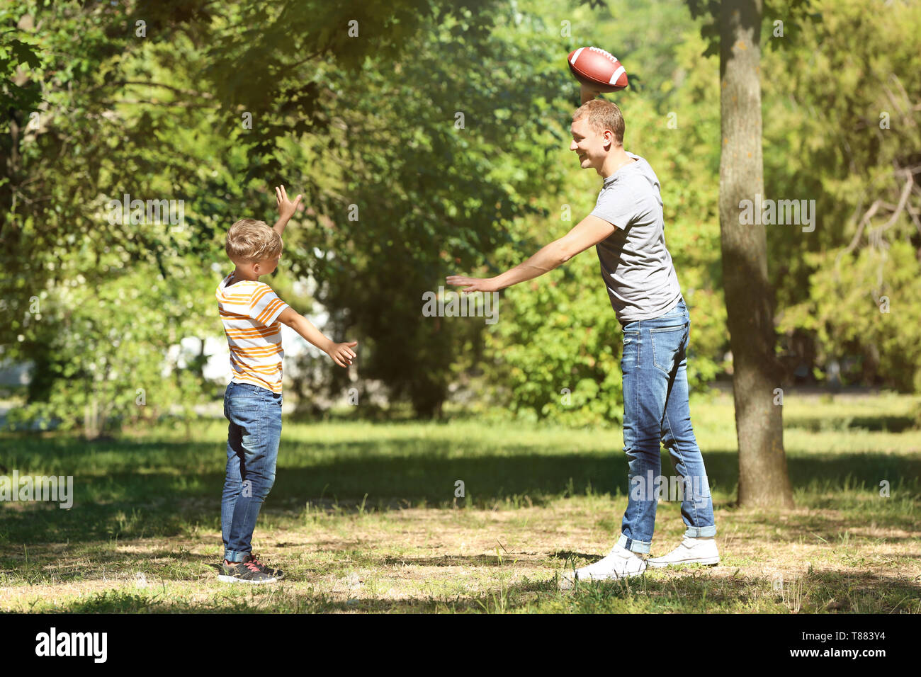 Gerne Vater und Sohn spielen Rugby in Park Stockfoto