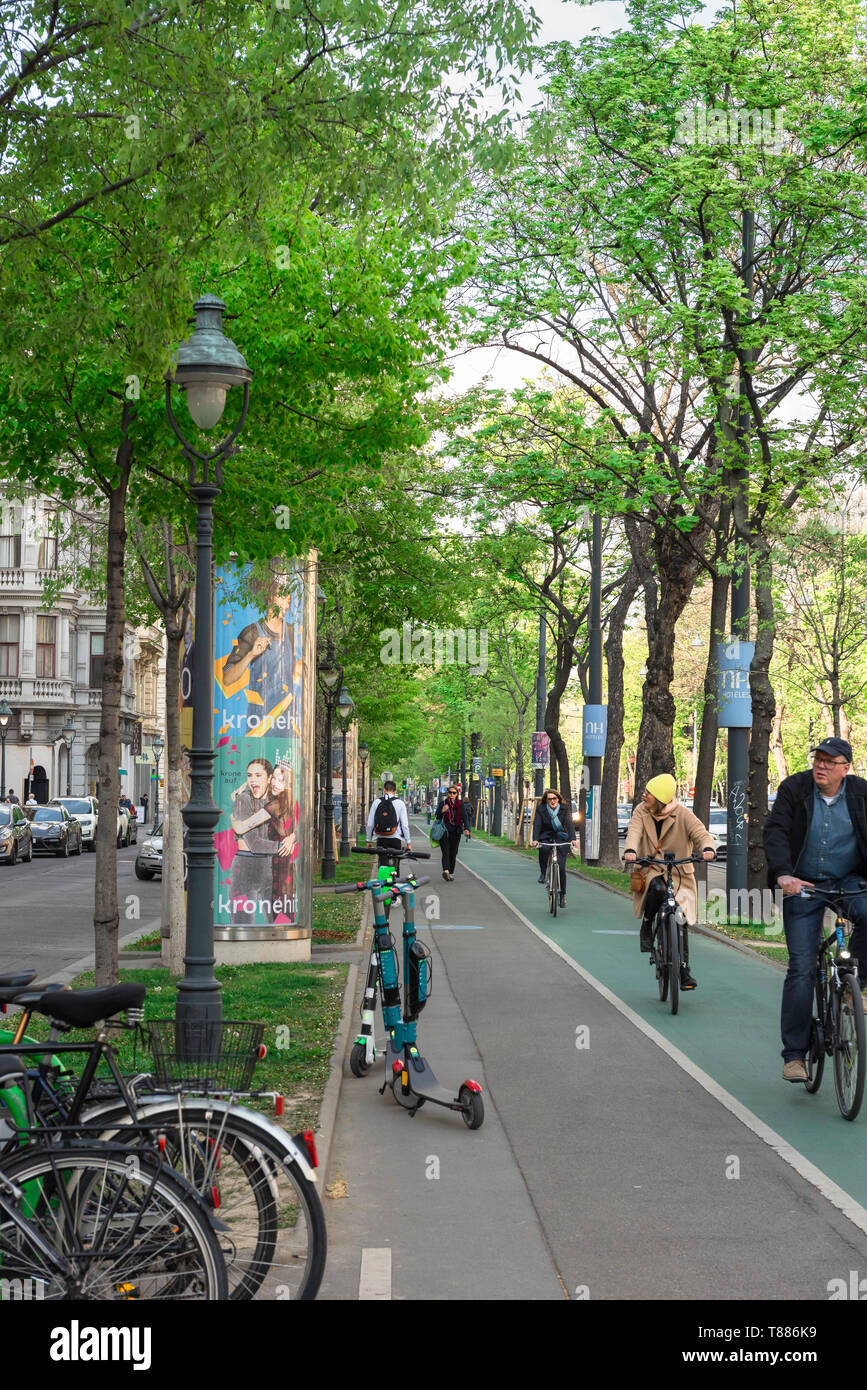 Stadt Radweg, Blick auf die Radfahrer Fahrrädern auf dem Radweg in der Ringstraße im Zentrum von Wien, Wien, Österreich. Stockfoto