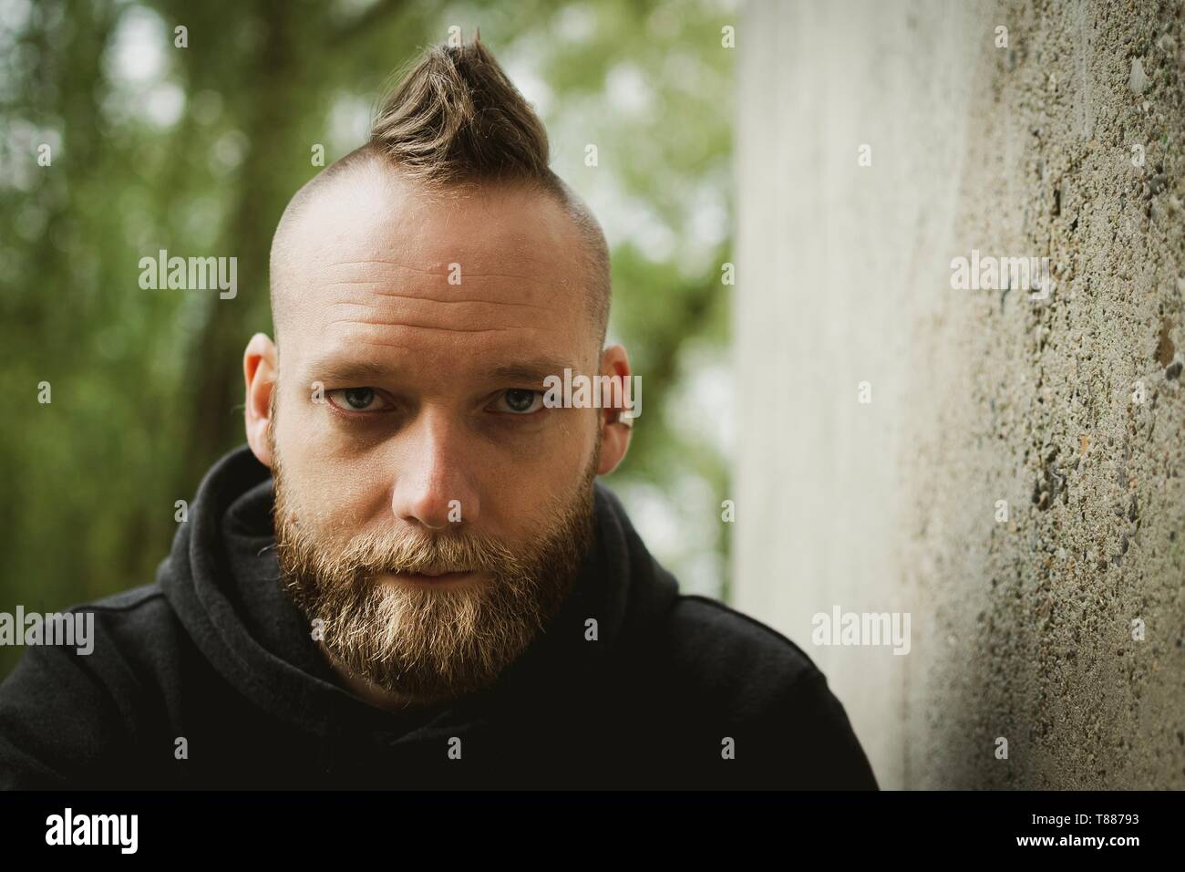 Schwerwiegende oder ruhigen Jungen bärtigen Mann vor der Kamera sitzen Stockfoto
