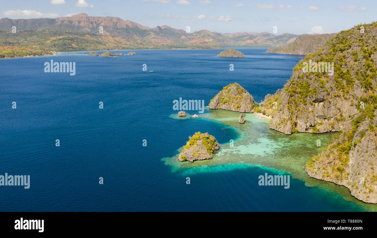 Tropischen Inseln der Malaiischen Archipel. Viele Inseln mit türkisfarbenen Lagunen und Korallenriffen Luftaufnahme. Philippinen, Palawan Stockfoto