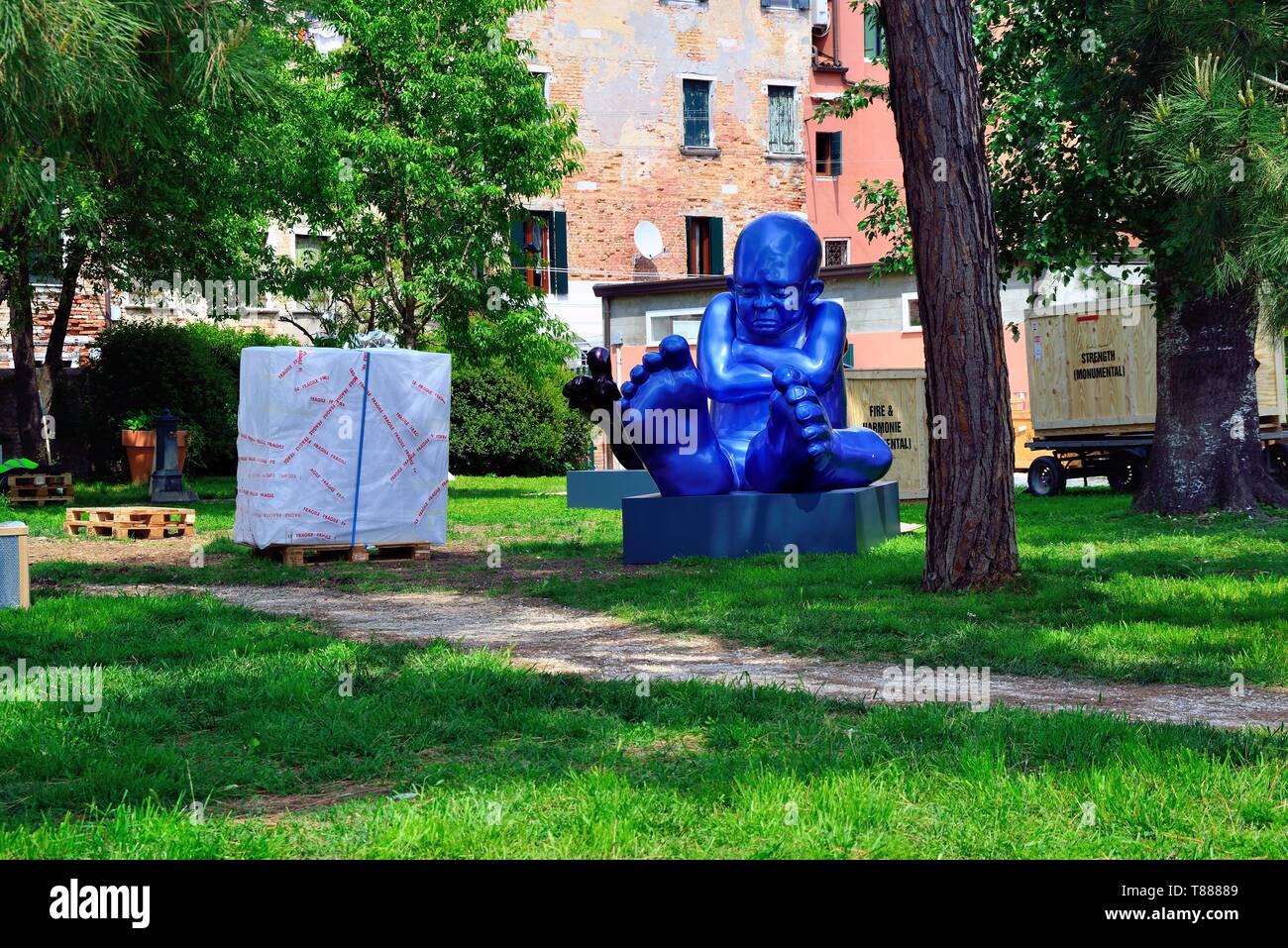 Venedig, Italien. 58. Biennale d'Arte. Die Werke des amerikanischen Künstlers Carole Feuerman heute aus Los Angeles angekommen zu den Giardini della Marinaressa in Venedig. Die Arbeiter ausgepackt und aufgestellt, um die Skulpturen. Stockfoto