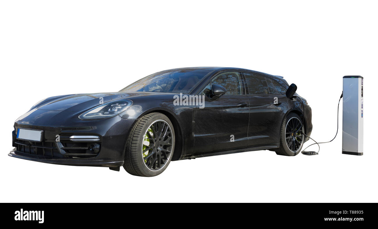 Luxus Hybrid Electric sport auto fahrzeug Aufladen an Ladestation ausgeschnitten auf weißem Hintergrund Stockfoto