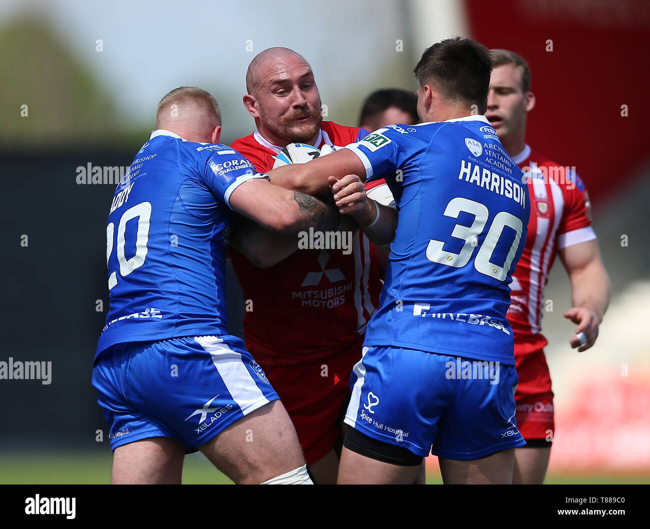 Salford Red Devils' Gil Dudson ist durch und der Rumpf Kr Danny Addy (links) und Owen Harisson (rechts) während der Coral Challenge Cup Match in der AJ Bell Stadium, Salford in Angriff genommen. Stockfoto