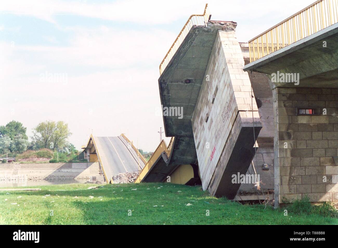 Eine zerstörte Brücke in der Stadt Osijek im ehemaligen Jugoslawien während des Konflikts in den Jahren 1991-92. Bild von Adam Alexander Stockfoto