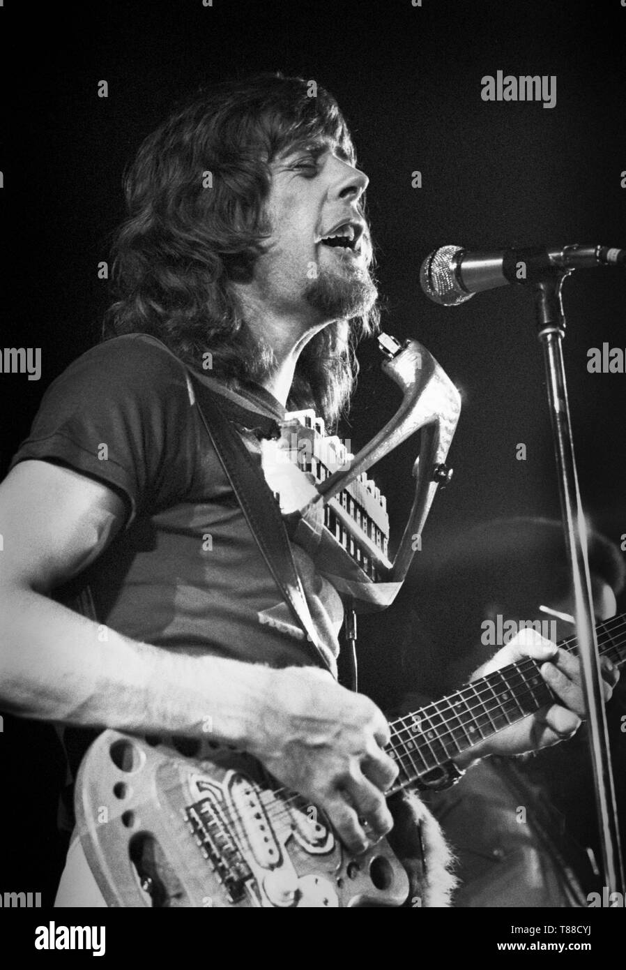 Amsterdam, Niederlande - ca. 1975: Englisch Blues Musiker John Mayall führt live auf der Bühne in Amsterdam, Niederlande, circa 1975. (Foto von Gijsbert Hanekroot) Stockfoto