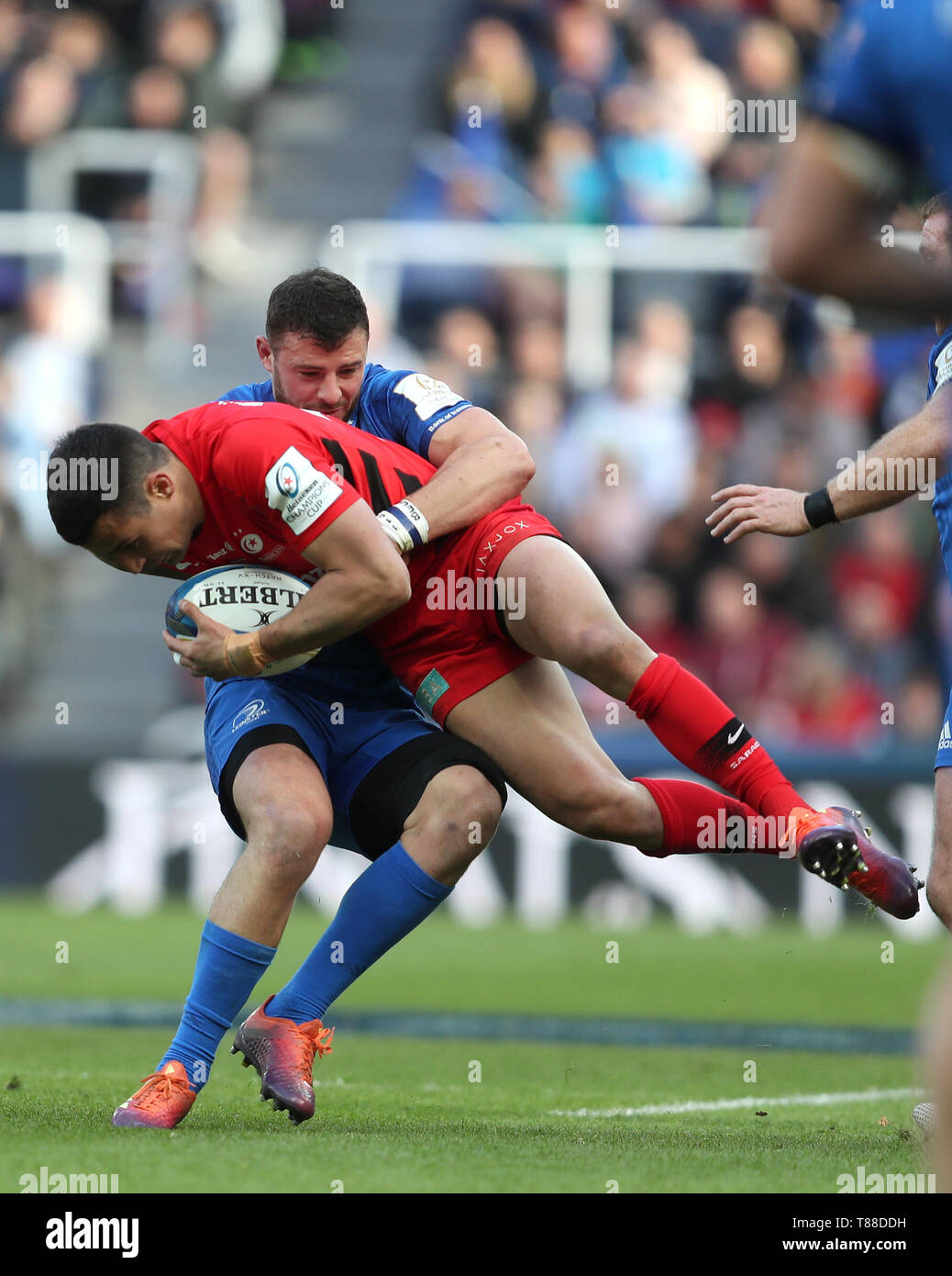 Sarazenen" Alex Lozowski (links) wird von der Leinster Robbie Henshaw während der Champions Cup Endrunde an der St James' Park, Newcastle in Angriff genommen. Stockfoto