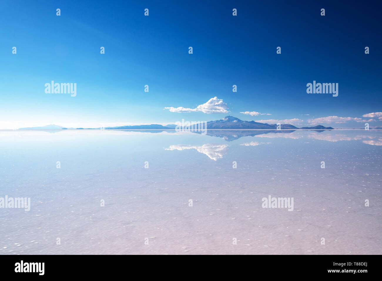 Sie Spiegel Wirkung und Reflexion von Berg im Salar de Uyuni (Uyuni Salzebenen), Potosi, Bolivien, Südamerika Stockfoto