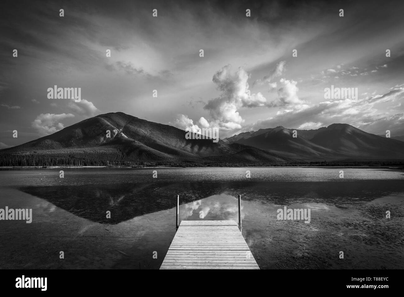Vermilion Lakes classic Lage in Richtung Ruddle mit Reflexionen im Wasser den Berg suchen. Stockfoto