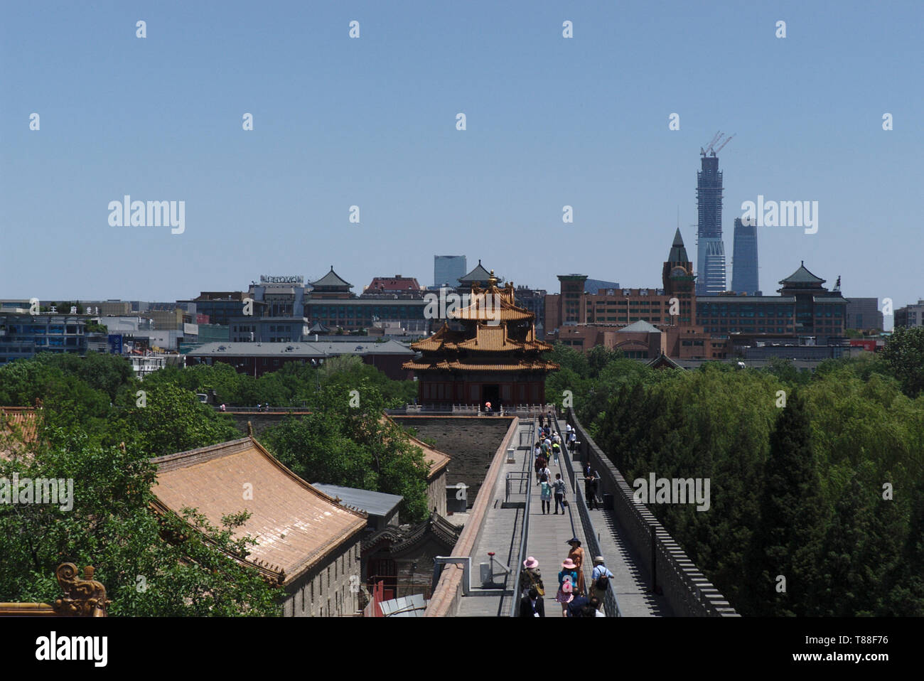 Blick von der Mauer der Verbotenen Stadt bis Financial Center in der Innenstadt von Peking, China Stockfoto