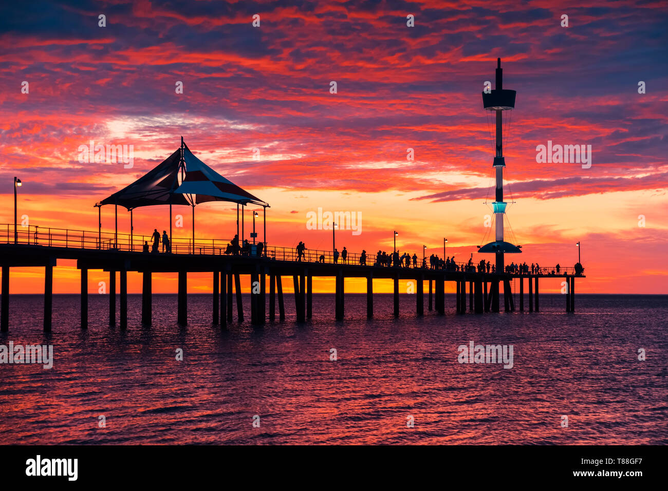 Brighton Pier mit Menschen zu Fuß und genießen Sie den Sonnenuntergang, South Australia Stockfoto