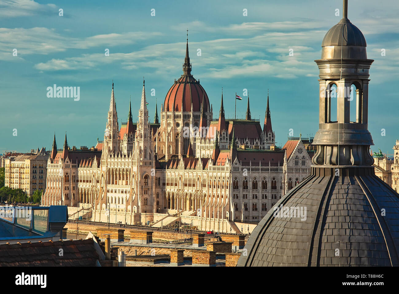 Wunderschönes Gebäude im Budapester Parlament, beliebtes Reiseziel Stockfoto