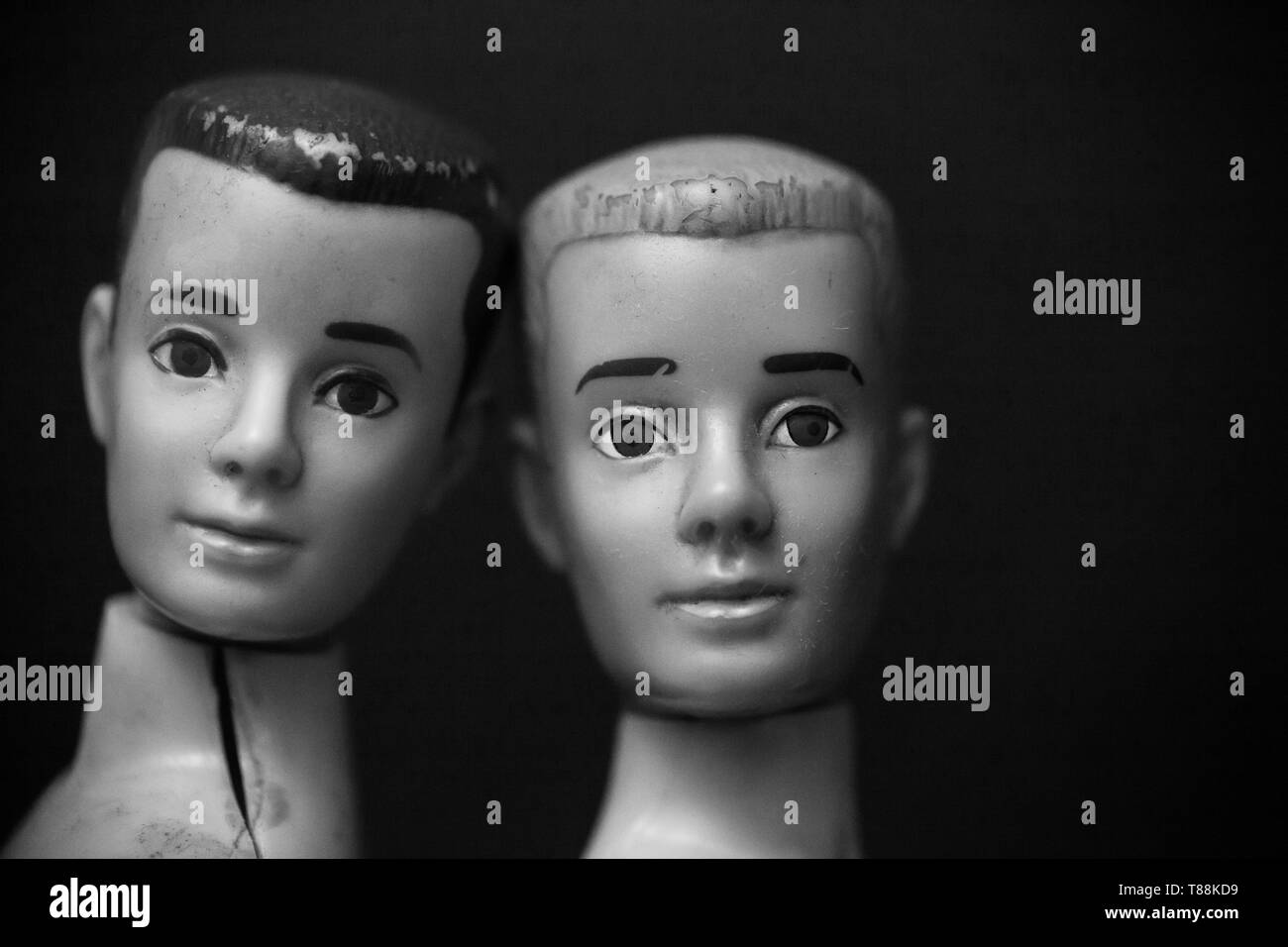 WOODBRIDGE, NEW JERSEY - Mai 10, 2019: Zwei Mattel Ken Puppen aus den 60er Jahren in Schwarz-weiß fotografiert werden Stockfoto