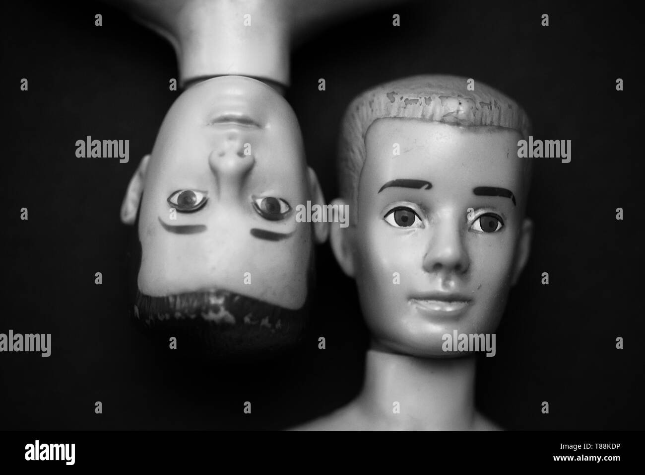WOODBRIDGE, NEW JERSEY - Mai 10, 2019: Zwei Mattel Ken Puppen aus den 60er Jahren in Schwarz-weiß fotografiert werden Stockfoto