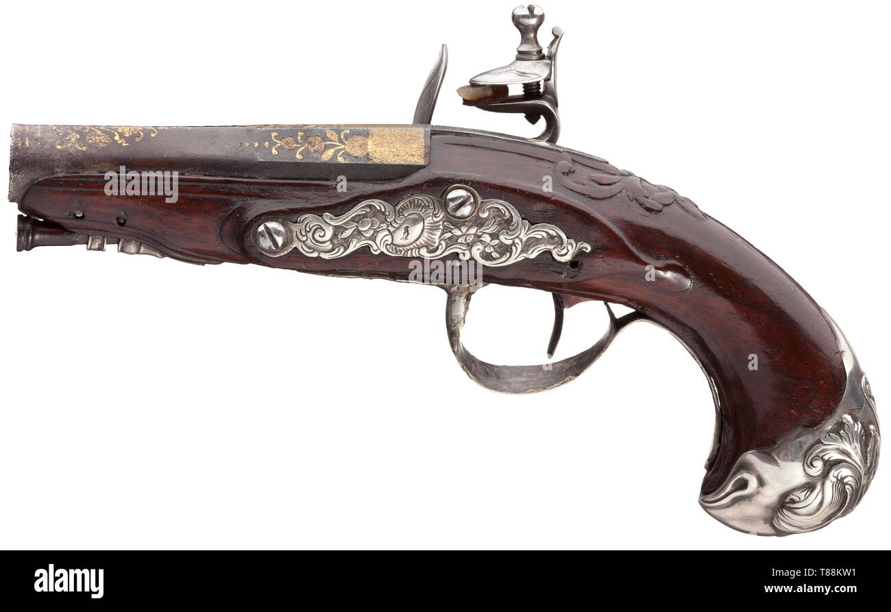 Ein paar Silber - montiert flintlock Pistolen, Jean Baptiste La Roche, Paris ca. 1740 Gebläute zweistufige Fässer, achteckigen dann rund, mit glatten Bohrungen in 11,6 mm Kaliber. Auf der Oberseite der Fässer floral (leicht verblasst) Gold Inlays. Etwas eingraviert flintlocks mit Signature' LA ROCHE-A PARIS". Geschnitzte Nussbaum Bestände mit floralen Silber Möbel in der Entlastung, jeder Knauf wie der Kopf von einem Raubvogel geprägt. Holz- Rammb ken mit Horn Tipps. Länge 18 cm. Jean Baptiste La Roche, Paris, erwähnt 1740 - 1769. Im Jahre 1743 erhielt er den königlichen "Brevet d, Additional-Rights - Clearance-Info - Not-Available Stockfoto