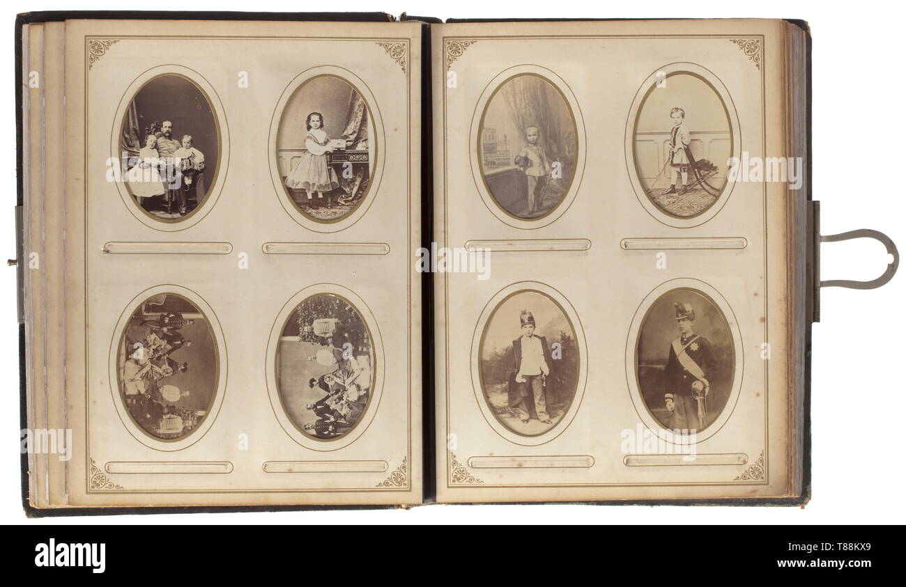 Kaiser Franz Joseph I - ein persönliches Fotoalbum, ca. 1880 106 Fotos in verschiedenen Größen, vorwiegend aus der Zeit zwischen 1870 und 80. In gold geprägtem Leder Album mit der angewandten vergoldete und versilberte Plakette mit dem gekrönten Name des Kaisers FJ 1'. Lose einer Erläuterung von Prinz Joseph Clemens von Bayern, in dem er schreibt: "Verschiedene Bilder zeigen aus dem 19. Jahrhundert, Additional-Rights - Clearance-Info - Not-Available Stockfoto