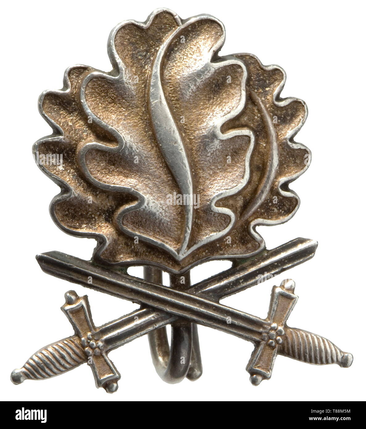 Eichenlaub mit Schwertern zu Überqueren der Ritter des Eisernen Kreuzes Stempel Silber mit umgekehrter Körnerpunkte '900' und '21'. Gewicht 8,9 g. Die so "Typ 2" der Berliner Bestellungen Juwelier Gebrüder Godet & Co, genannt mit dem stempelkomponenten typisch für diese Juwelier. Enthalten ist das ausgezeichnet Abschnitt des Bandes, 45 cm in der Länge. Das Eichenlaub mit Schwertern zu Überqueren des Ritters sind bekannt wurde 159 Mal verliehen zu haben, und es ist einer der seltensten Auszeichnungen der Deutschen Wehrmacht. historischen, geschichtlichen, Awards, Awards, Deutsches Reich, Drittes Reich, Nationalsozialismus, Nationalsozialismus, Objekt, Objekt, Editorial-Use - Nur Stockfoto