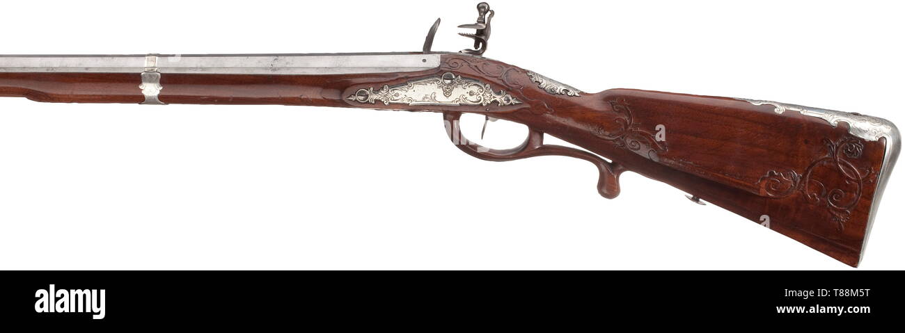 Ein Silber-montiert flintlock Schrotflinte, Ivan Permjak, St. Petersburg, ca. 1770/80 zweistufige Zylinder, achteckige dann rund und glatt nach einem Schnitt Gürtel, in 17-mm-Kaliber mit silber piderÂ' vor Augen. Gold gesäumten Entlüftungsöffnung. Am Hinterteil zwei Smith Mark (nicht gefallen) und gestempelte Signatur 'ROSINA IN TOSCANA", den er unter dem Fass eine Inschrift "A. TORTIGLIONE FECIT". Blumen graviert Tang die Nummer "4". Cut flintlock mit Gravur Trophäen, die Sicherungsplatte in kyrillischen Buchstaben 'IVAN PERMJAK" unterzeichnet. Geschnitzte Nussbaum vollen Lager in sehr gutem Zustand, Witz, Additional-Rights - Clearance-Info - Not-Available Stockfoto