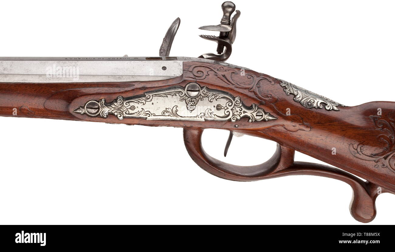 Ein Silber-montiert flintlock Schrotflinte, Ivan Permjak, St. Petersburg, ca. 1770/80 zweistufige Zylinder, achteckige dann rund und glatt nach einem Schnitt Gürtel, in 17-mm-Kaliber mit silber piderÂ' vor Augen. Gold gesäumten Entlüftungsöffnung. Am Hinterteil zwei Smith Mark (nicht gefallen) und gestempelte Signatur 'ROSINA IN TOSCANA", den er unter dem Fass eine Inschrift "A. TORTIGLIONE FECIT". Blumen graviert Tang die Nummer "4". Cut flintlock mit Gravur Trophäen, die Sicherungsplatte in kyrillischen Buchstaben 'IVAN PERMJAK" unterzeichnet. Geschnitzte Nussbaum vollen Lager in sehr gutem Zustand, Witz, Additional-Rights - Clearance-Info - Not-Available Stockfoto