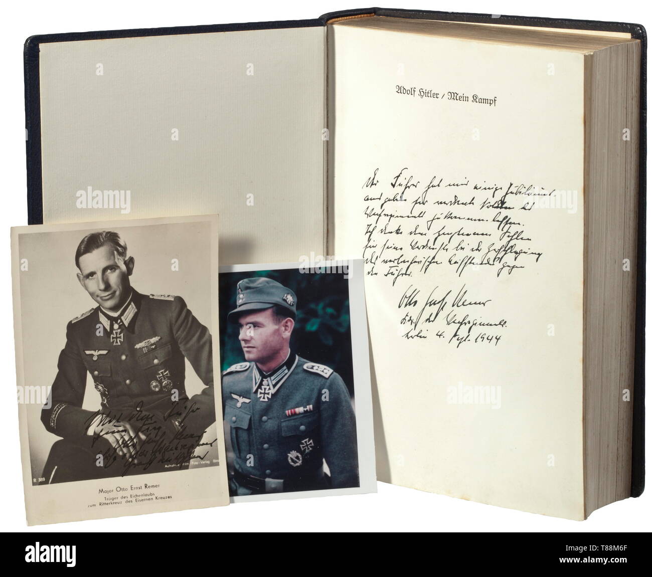 Eine Ausgabe "Mein Kampf" mit viel Hingabe von Otto Ernst Remer zu der Eiche Blätter Sieger Rudolf Schlee, die wesentlich an der Unterdrückung der Verschwörung vom 20. Juli 1944 gegen Adolf Hitler beteiligt war. Jahrestag Ausgabe 1939, durch Zentralverlag der NSDAP, München veröffentlicht. Leicht stockig, die Seiten mit Goldschnitt, Abdeckung von blauem Kunstleder. Auf der endpaper handschriftliche Tinte Widmung von Otto Remer, bataillonskommandeur des Regiments "Grossdeutschland" Schlee, zum Captain befördert wurde. Die Formulierung (Tr.): "Das 20. Jahrhundert, Editorial-Use - Nur Stockfoto