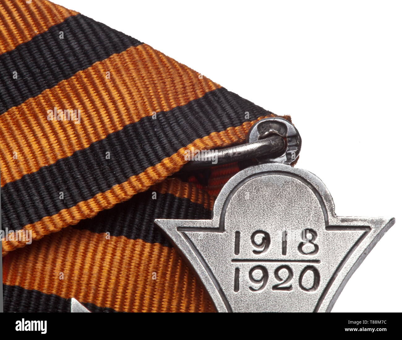 Eine russische Kreuz für Treue und Service 1918-1920 das Kreuz in Silber mit angewandten Russischen Doppeladler aus vergoldetem Silber mit zwei Nieten befestigt. Die Vorderseite trägt die eingravierte Name der Auszeichnung, während umgekehrt die Registrierungsnummer' Nr. trägt 1', und der Name des Trägers "Generalleutnant Glasenapp'. Die Öse trägt die Polnische Stempel '2' für 875 silber Feinheit, ein weiblicher Kopf und ein 'W'. Mit der ursprünglichen fünfeckiger Band des Ordens von St. Andrew. Breite 38,7 mm. Gewicht 11,9 g mit Band. Diese kaum bekannte des 20. Jahrhunderts, Additional-Rights - Clearance-Info - Not-Available Stockfoto