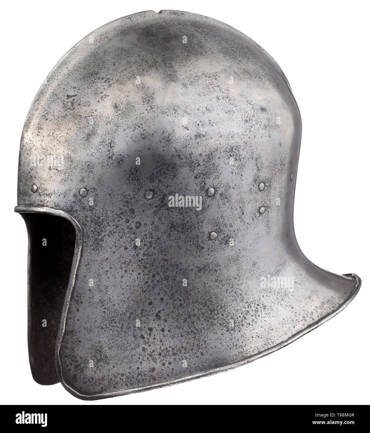 Eine italienische barbute, celata alla Veneziana im Stil von ca. 1470-80. Aus einem Stück geschmiedet, mit hohen Schädel mit einem in voller Länge medial Bergkamm, der zu einem niedrigen Kiel, an der Spitze durchbohrt gebildet, das Gesicht - Eröffnung mit Vorwärts- fegte Wangen mit abgerundeten Enden, die Rückseite des Schädels zu unverblümt wies kurzer Flansch in den Nacken gezogen, schlug mit einer Markierung in der Mailänder Mode, eine split Cross über zwei gotischen Buchstaben, die Kante nach außen gerichtet, und besetzt mit abgeflachten Nieten für die Chin-Gurt und dem Futter-band. Höhe 27,5 cm. Gewicht 2450 g. Pro, Additional-Rights - Clearance-Info - Not-Available Stockfoto