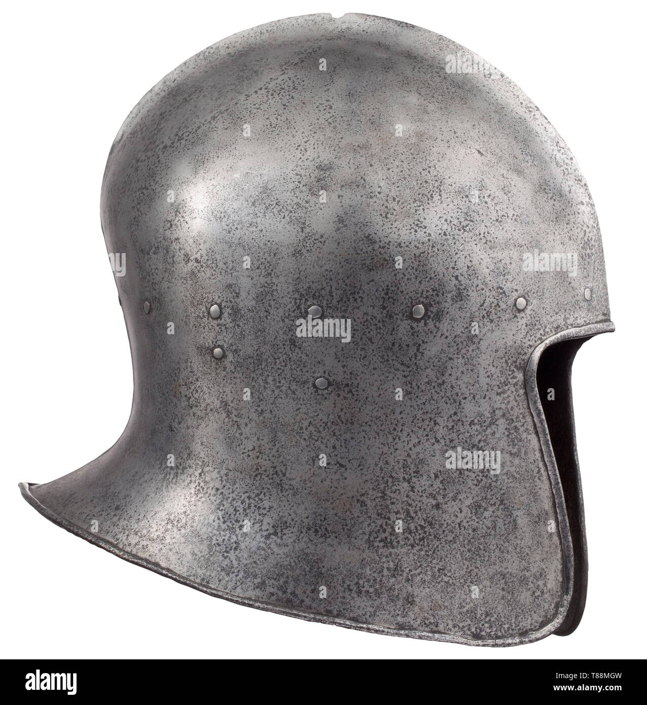 Eine italienische barbute, celata alla Veneziana im Stil von ca. 1470-80. Aus einem Stück geschmiedet, mit hohen Schädel mit einem in voller Länge medial Bergkamm, der zu einem niedrigen Kiel, an der Spitze durchbohrt gebildet, das Gesicht - Eröffnung mit Vorwärts- fegte Wangen mit abgerundeten Enden, die Rückseite des Schädels zu unverblümt wies kurzer Flansch in den Nacken gezogen, schlug mit einer Markierung in der Mailänder Mode, eine split Cross über zwei gotischen Buchstaben, die Kante nach außen gerichtet, und besetzt mit abgeflachten Nieten für die Chin-Gurt und dem Futter-band. Höhe 27,5 cm. Gewicht 2450 g. Pro, Additional-Rights - Clearance-Info - Not-Available Stockfoto