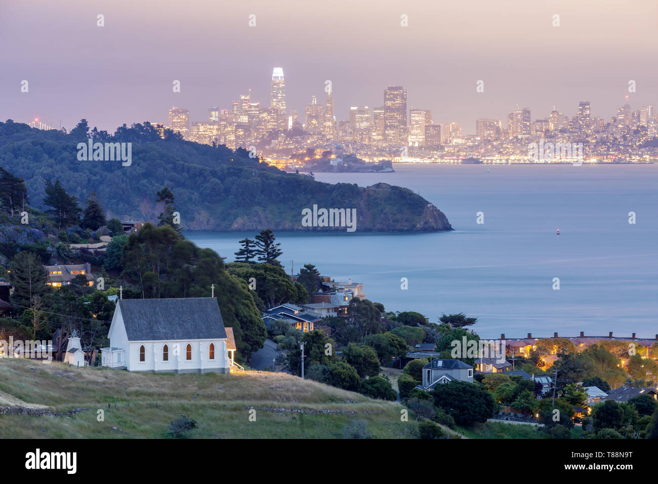 Einen malerischen Blick auf die Altstadt von St Hillary's Kirche, Angel Island, Alcatraz Gefängnis, die San Francisco Bay und die Skyline von San Francisco in der Abenddämmerung. Stockfoto