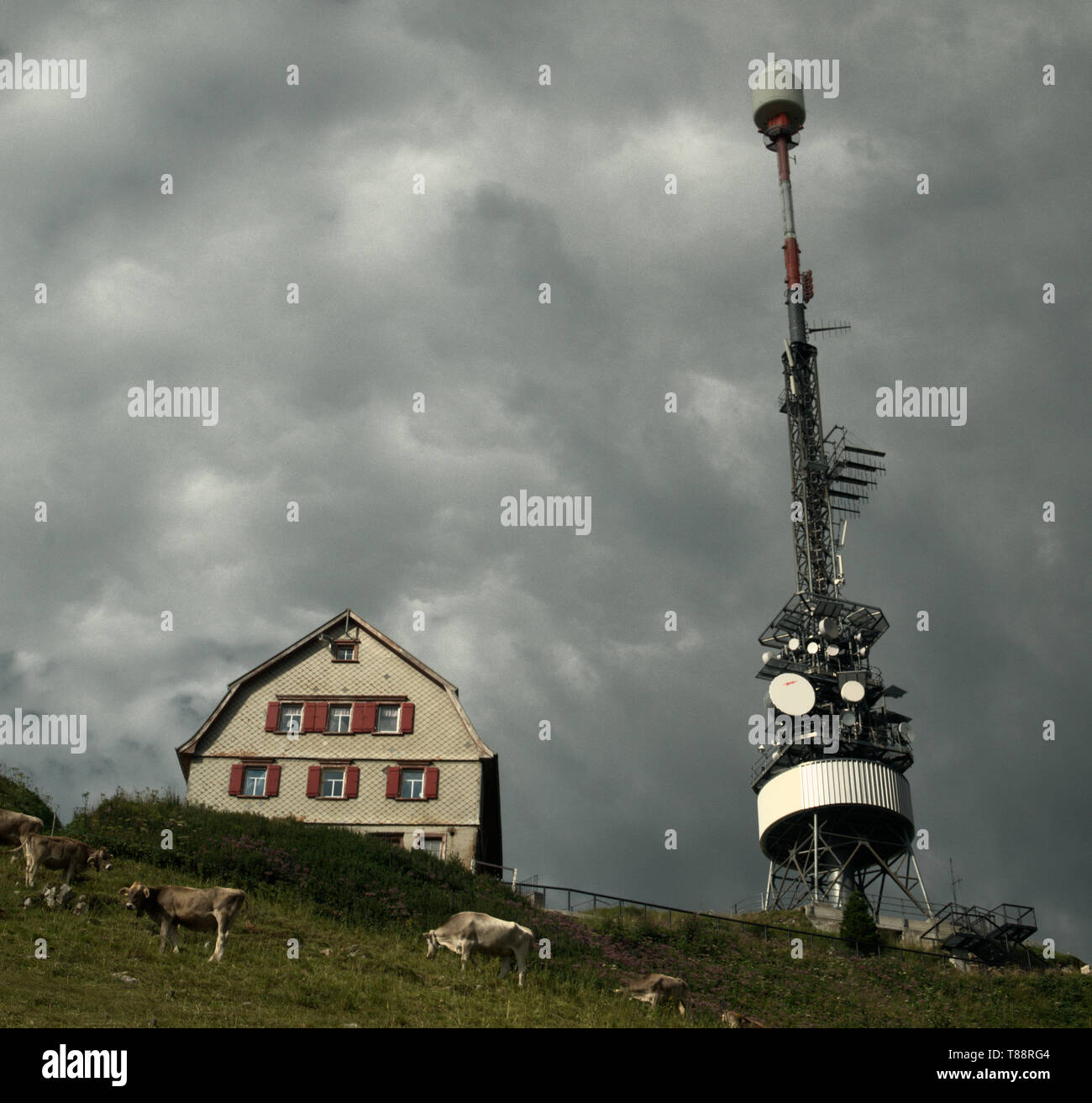 TV-Antenne und Haus auf den Hoher Kasten, Schweizer Alpen Stockfoto