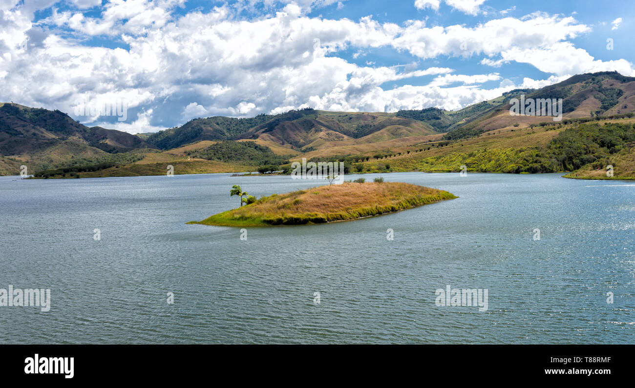 Der See und die kleine Insel Stockfoto