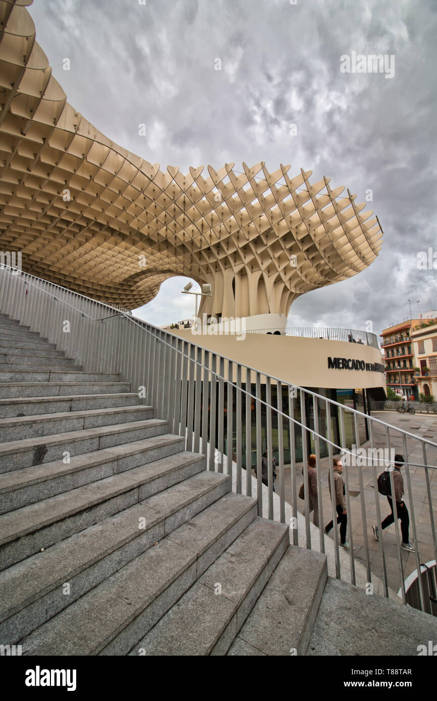 Sevilla, Spanien - April 06, 2019: Platz Metropol Parasol, entworfen von dem deutschen Architekten Jürgen Mayer-Hermann ist eine hölzerne Struktur in La En Stockfoto