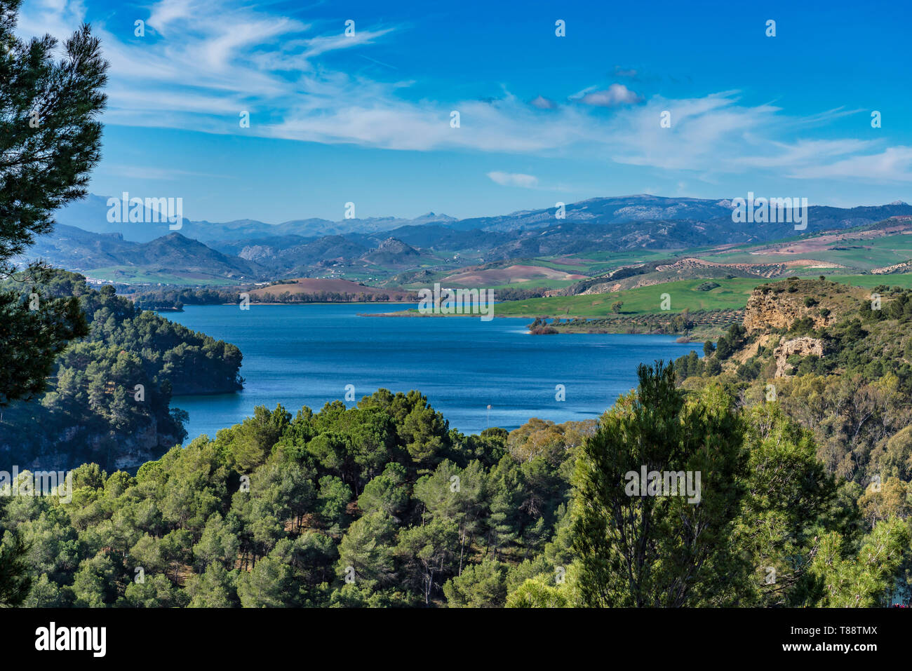 Schöne Sicht auf den See Embalse del Guadalhorce, Ardales Behälter in der Provinz Malaga, Andalusien, Spanien Stockfoto