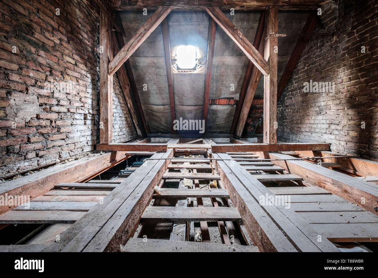 Deckenträger in Leer/Loft im Dachgeschoss eines alten Gebäudes Dach Stockfoto